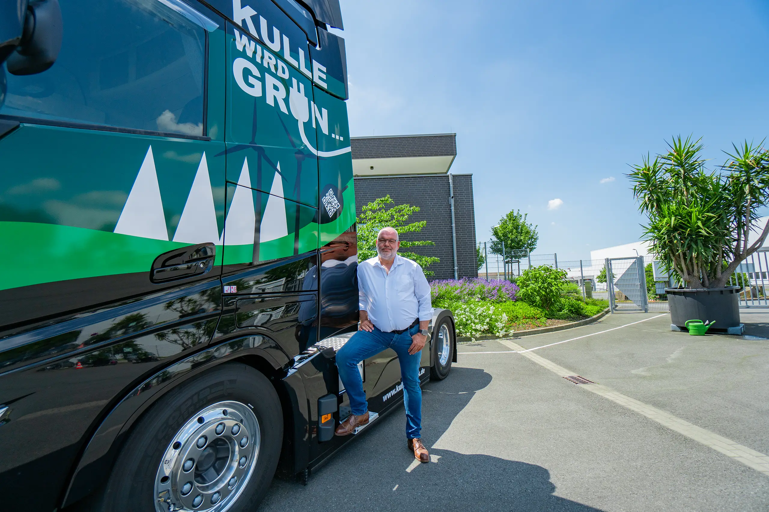 Geschäftsführer Kulle vor einem Elektro-LKW