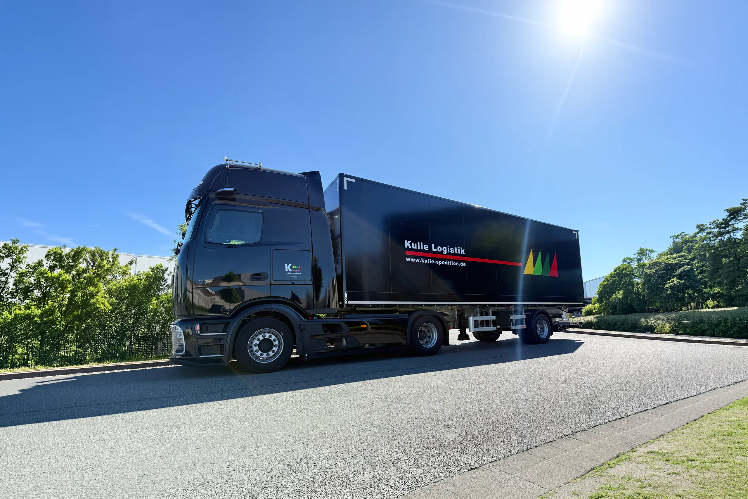 Kulle-LKW mit Auflieger unterwegs