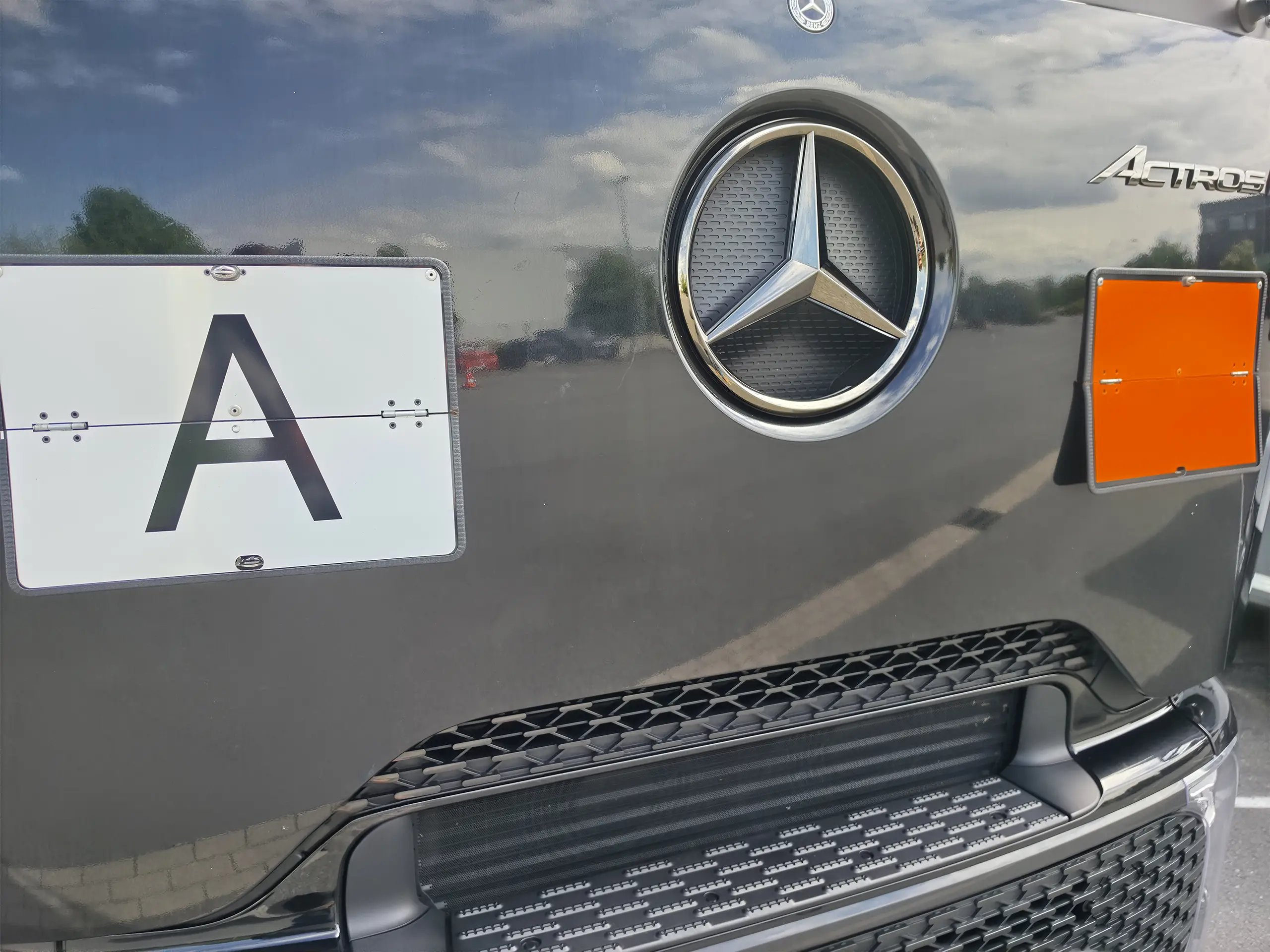 Gefahrgut-Transport mit gekennzeichnetem LKW